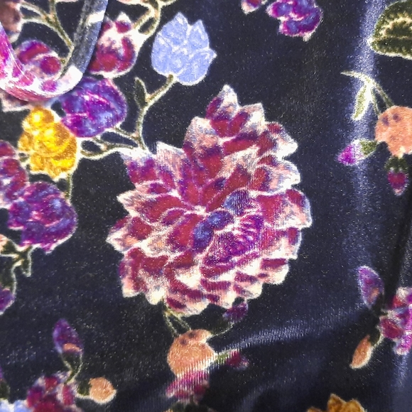 Torrid velvet-like cami, size 1, navy blue with floral design - Picture 4 of 4